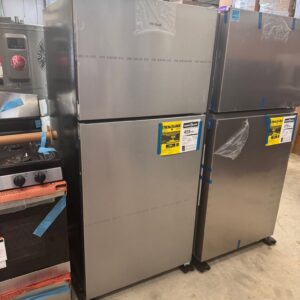 Whirlpool 18.2-cu ft Standard-Depth 30-in Wide Top-Freezer Refrigerator with Ice Maker ( Stainless steel )
