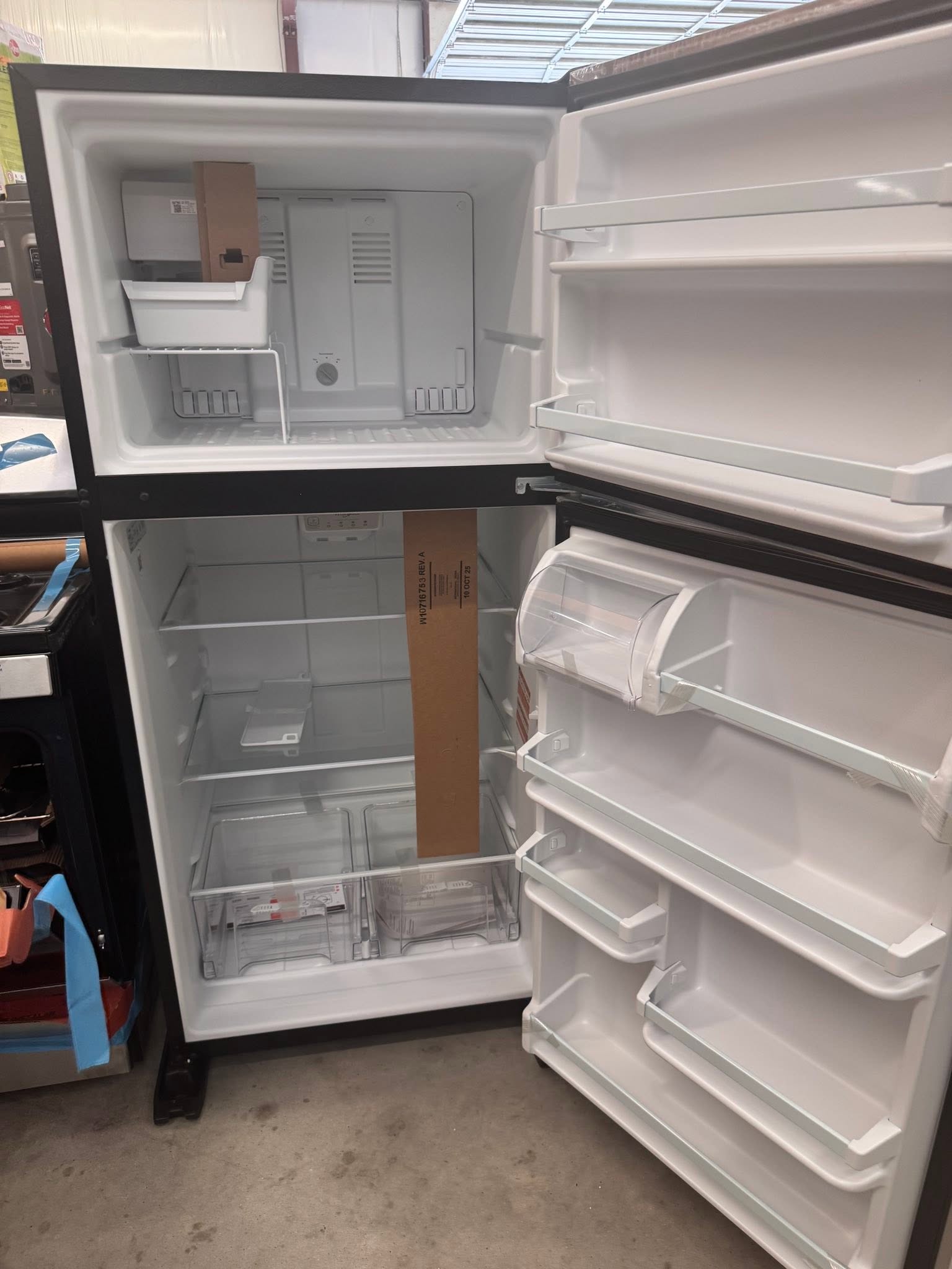 Whirlpool 18.2-cu ft Standard-Depth 30-in Wide Top-Freezer Refrigerator with Ice Maker ( Stainless steel ) - Image 3