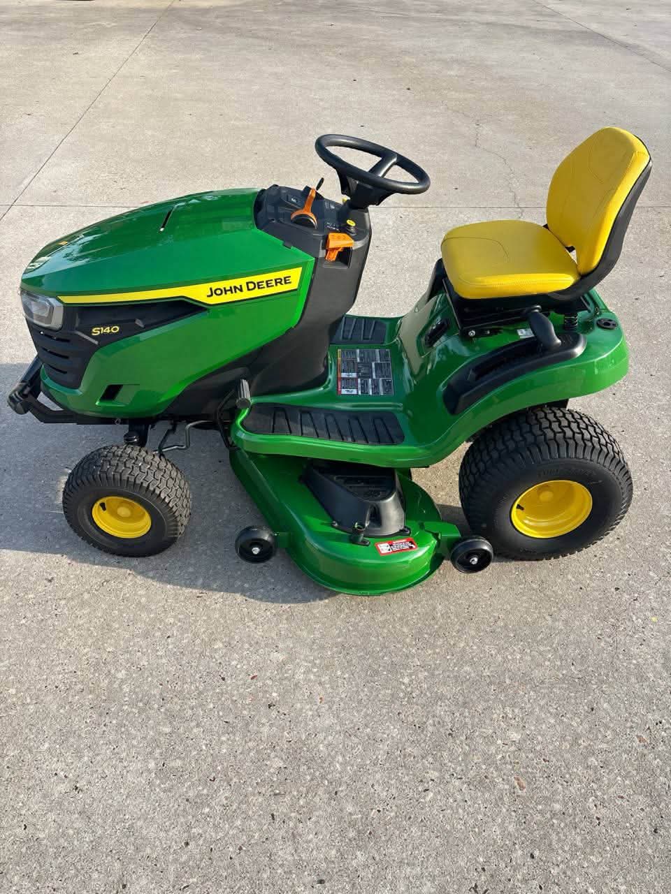 John deere S140 48 in. 22 HP V-Twin Gas Hydrostatic Riding Lawn Mower - Image 2