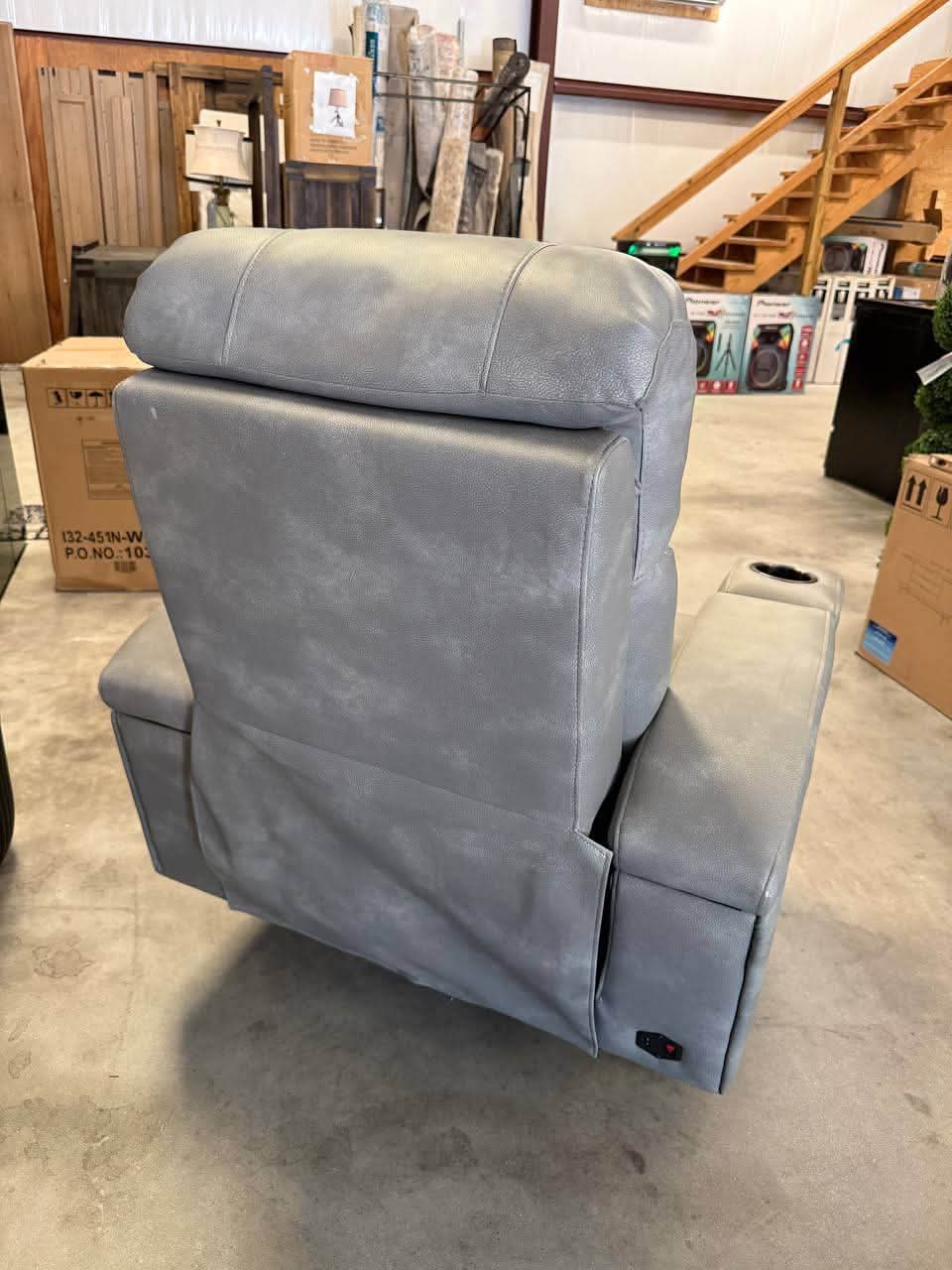 Learher power recliner - Image 4