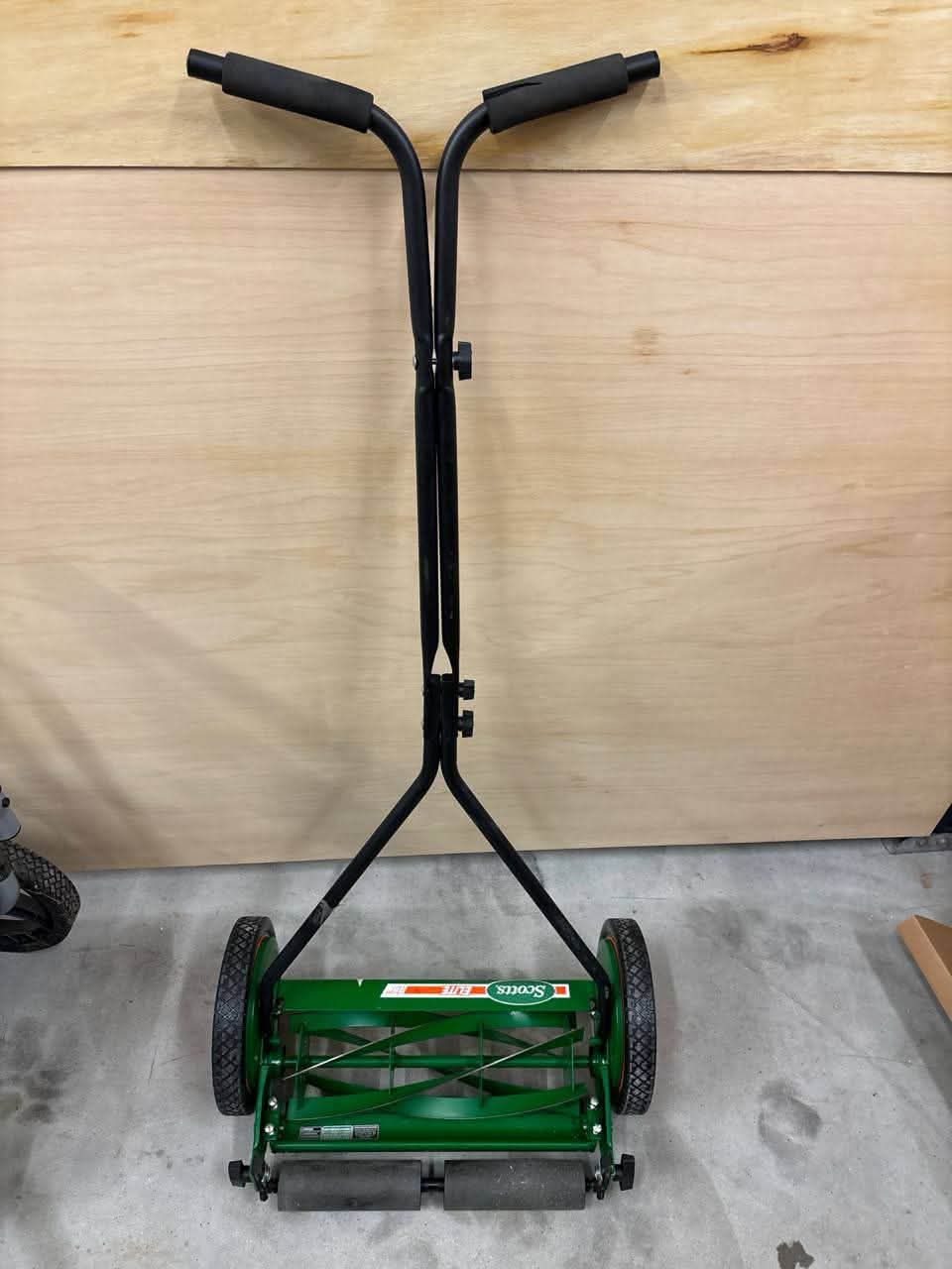 Scott's 16 in. Manual Walk Behind Push Reel Lawn Mower - Image 5