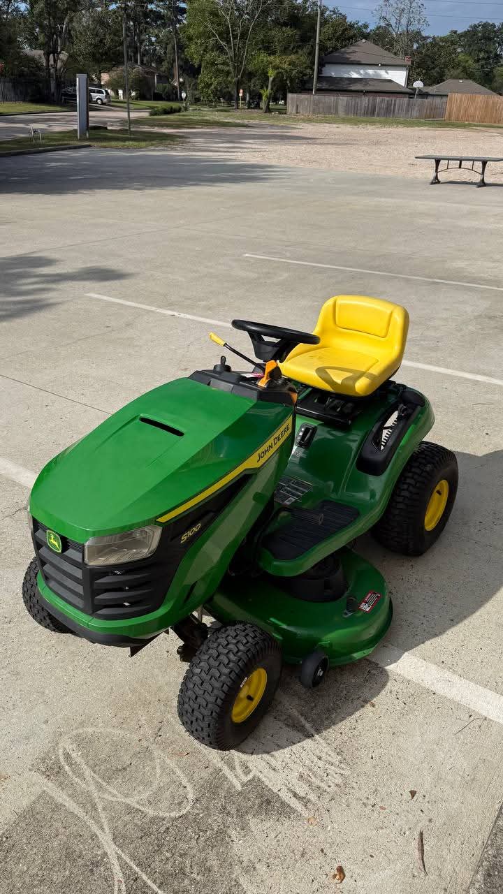 John Deere S100 42 in. 17.5 HP Gas Hydrostatic Riding Lawn Mower - Image 4